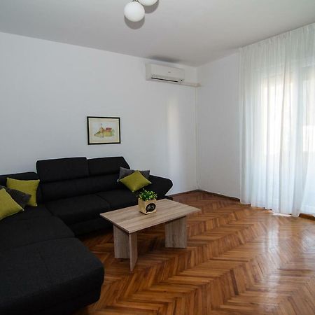 New Renovated Apartment 15 Min From Beach On Foot พูลา ภายนอก รูปภาพ